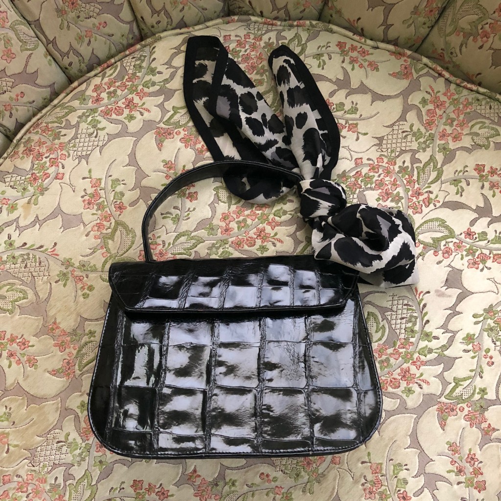 The backside of the little Black Bellestone Bag: note that the size of the scales differs on each side of the purse. Is t is not uniform. This is an indication that this is a real skin. 